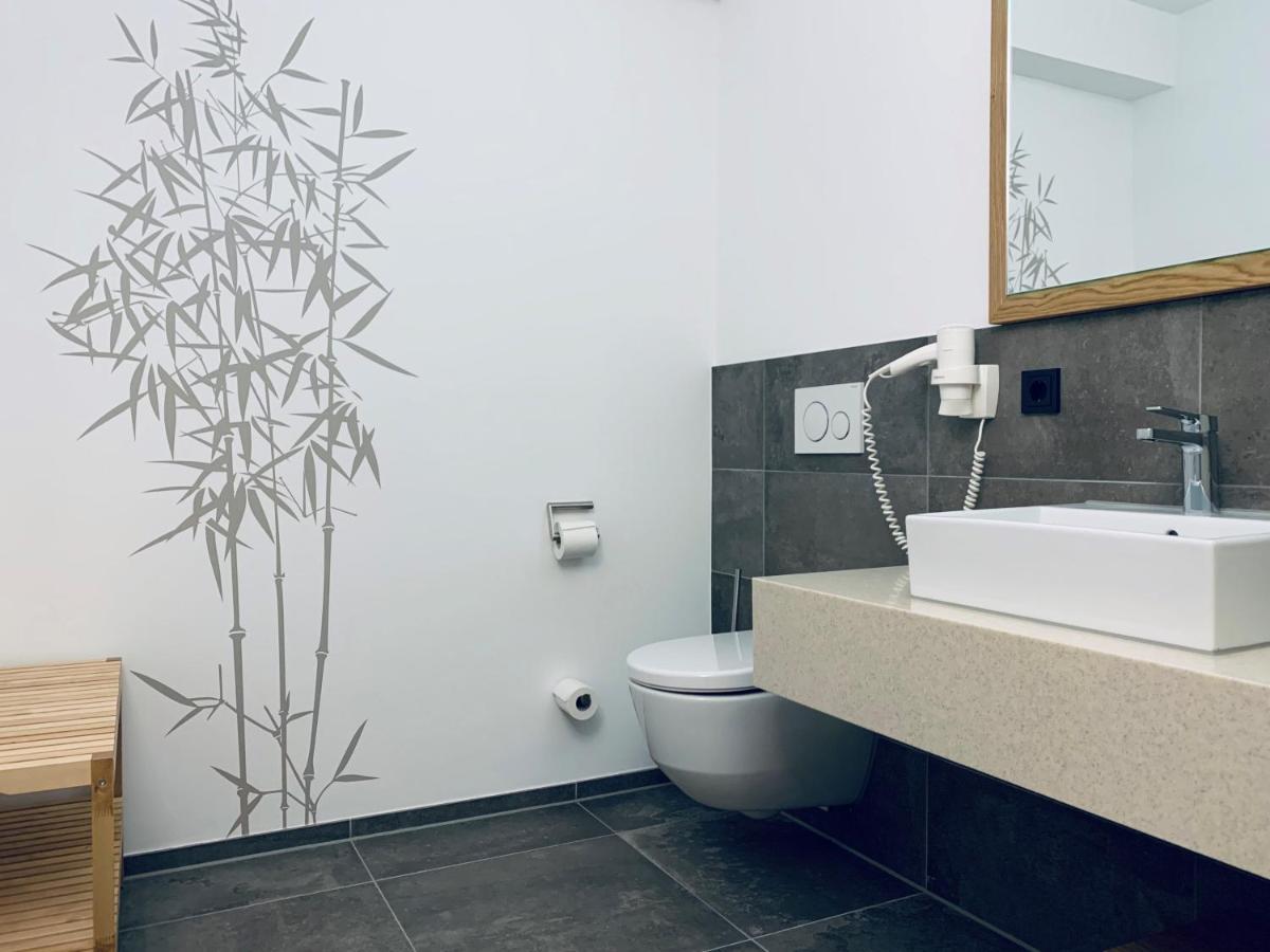 Stadthotel Kachelofen Krumbach Bagian luar foto