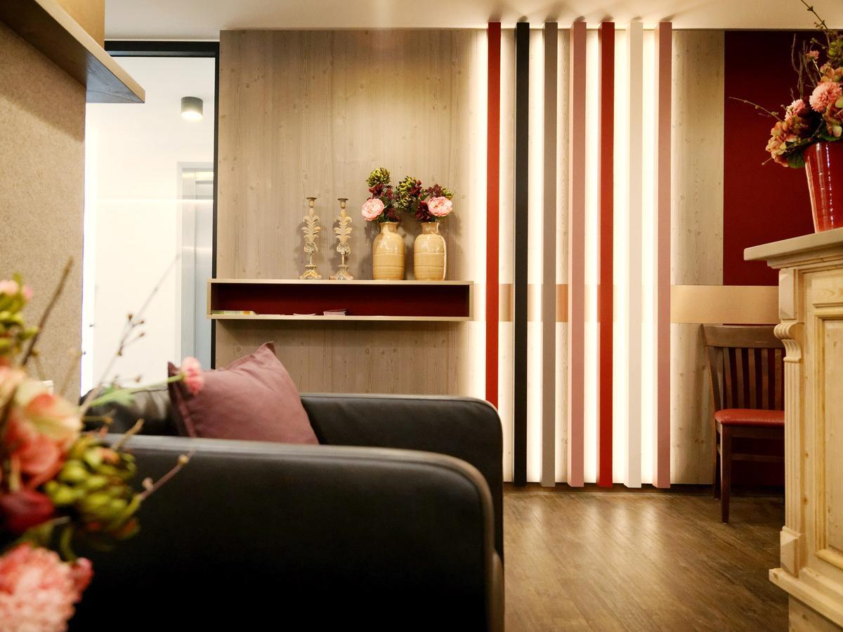 Stadthotel Kachelofen Krumbach Bagian luar foto